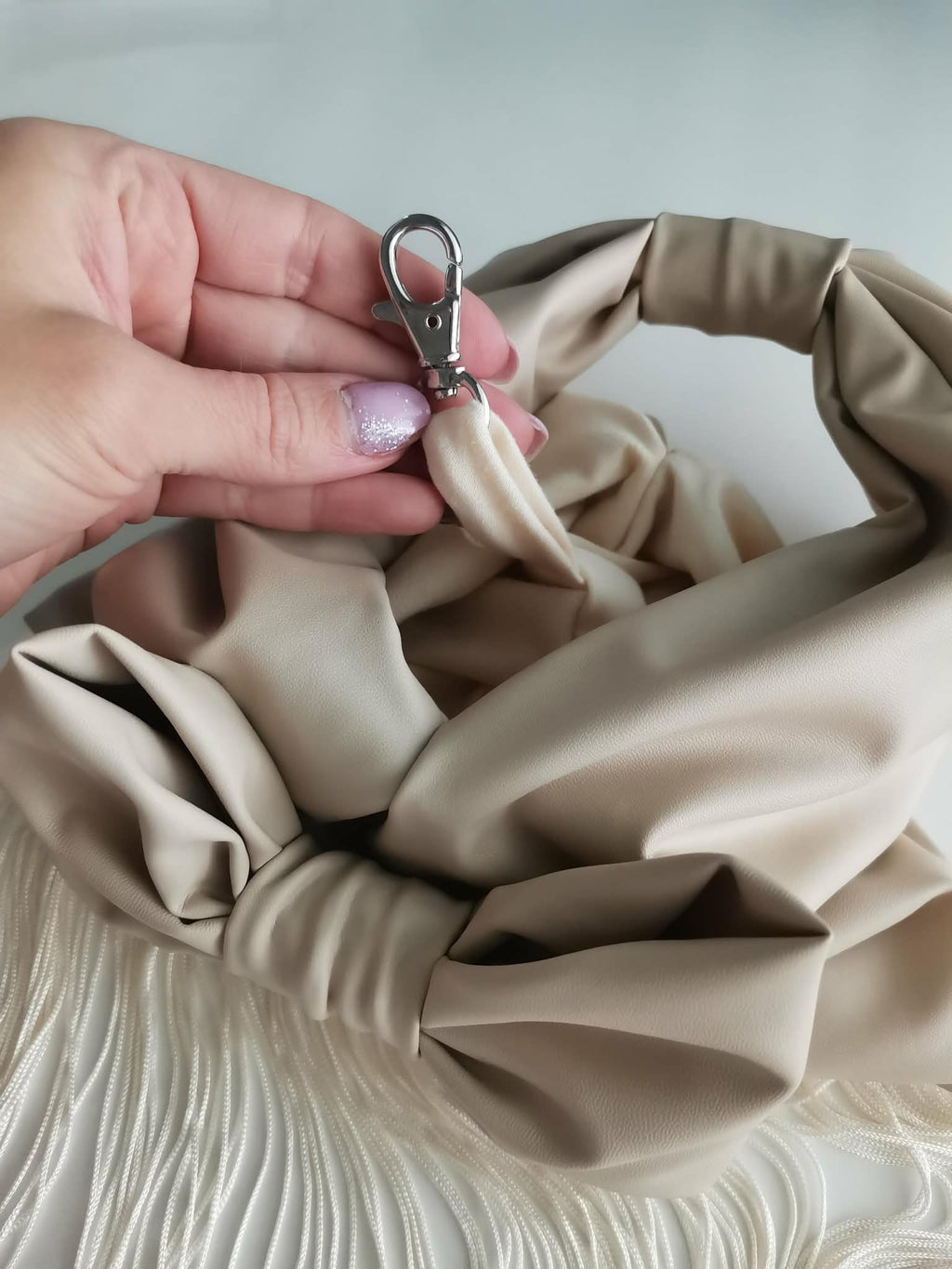 Hapsulaukku KEINONAHKA VALKOSUKLAA