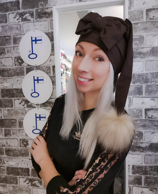 Ruskea tonttulakki rusetilla