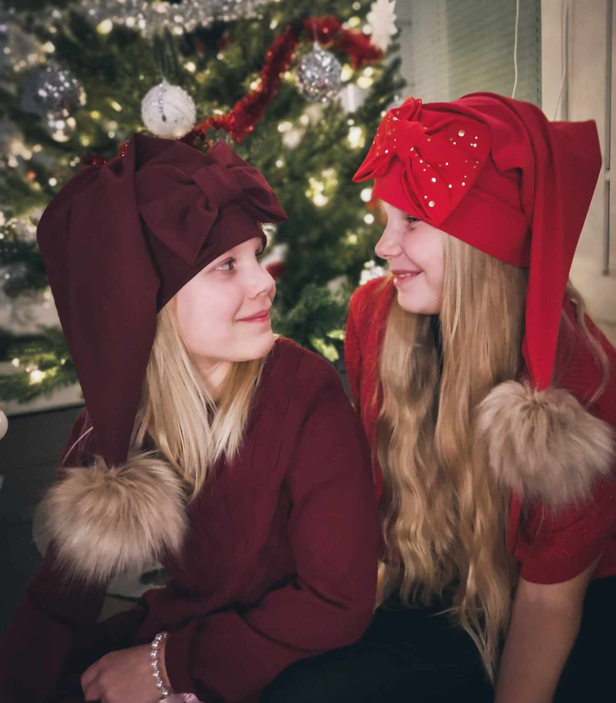 Viininpunainen tonttulakki rusetilla